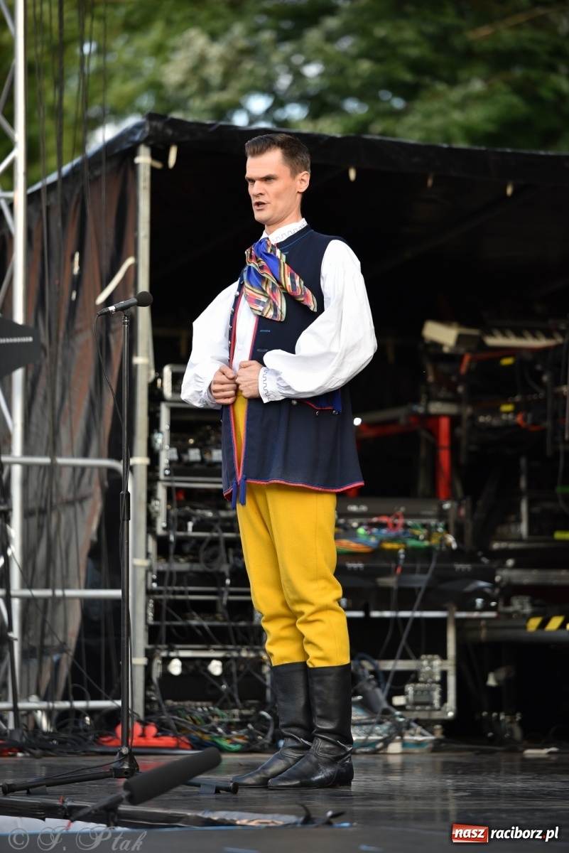 Zdjęcie w galerii na portalu naszraciborz.pl: Śląsk zabrał raciborzan w muzyczno-taneczną podróż po świecie wiadomości z regionu