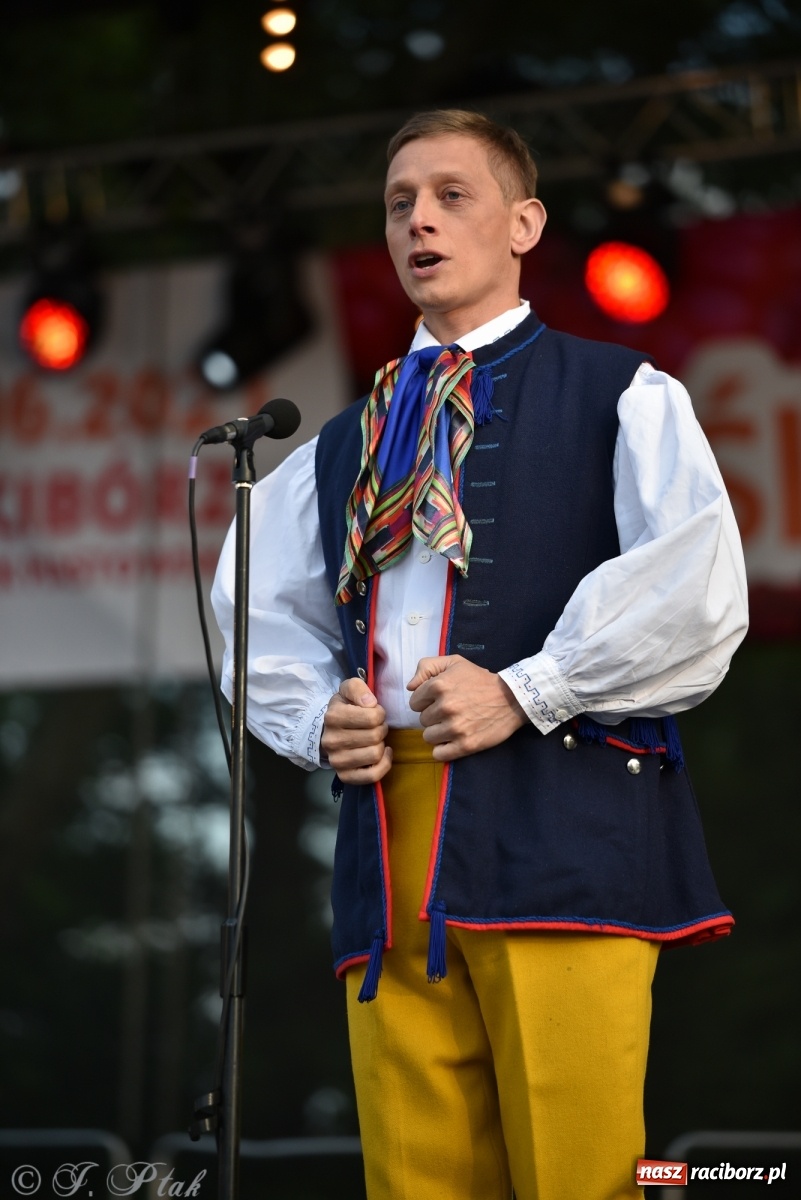 Zdjęcie w galerii na portalu naszraciborz.pl: Śląsk zabrał raciborzan w muzyczno-taneczną podróż po świecie wiadomości z regionu