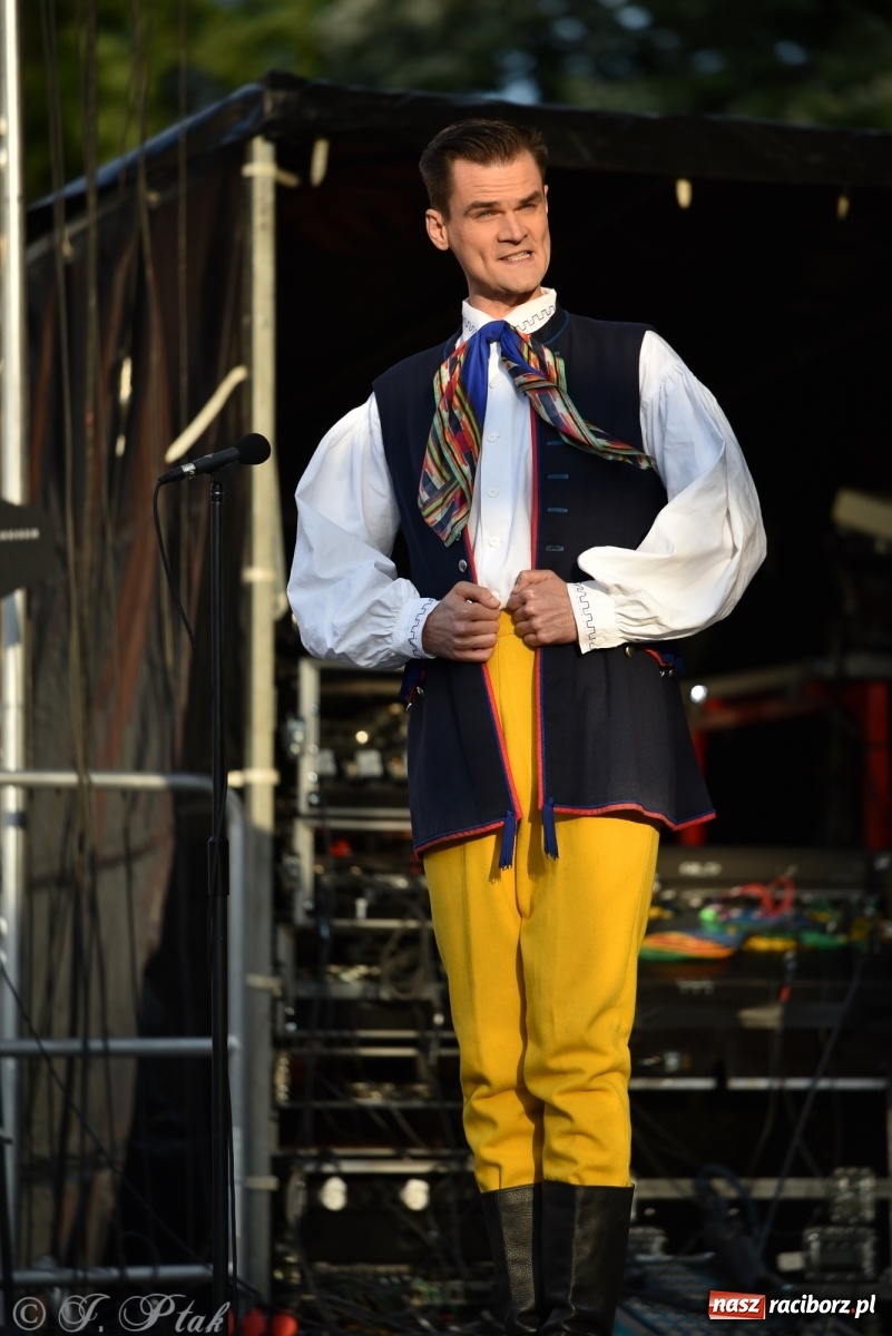 Zdjęcie w galerii na portalu naszraciborz.pl: Śląsk zabrał raciborzan w muzyczno-taneczną podróż po świecie wiadomości z regionu