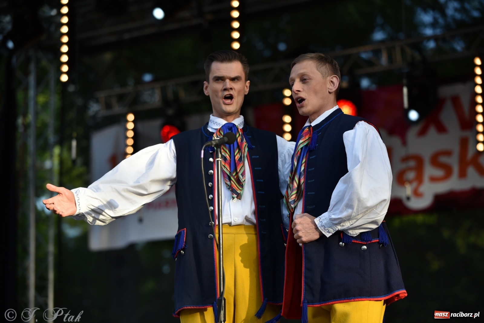 Zdjęcie w galerii na portalu naszraciborz.pl: Śląsk zabrał raciborzan w muzyczno-taneczną podróż po świecie wiadomości z regionu