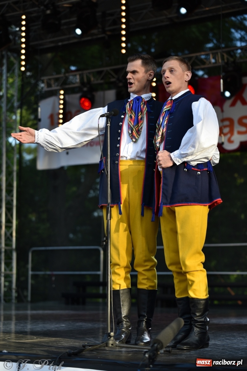 Zdjęcie w galerii na portalu naszraciborz.pl: Śląsk zabrał raciborzan w muzyczno-taneczną podróż po świecie wiadomości z regionu