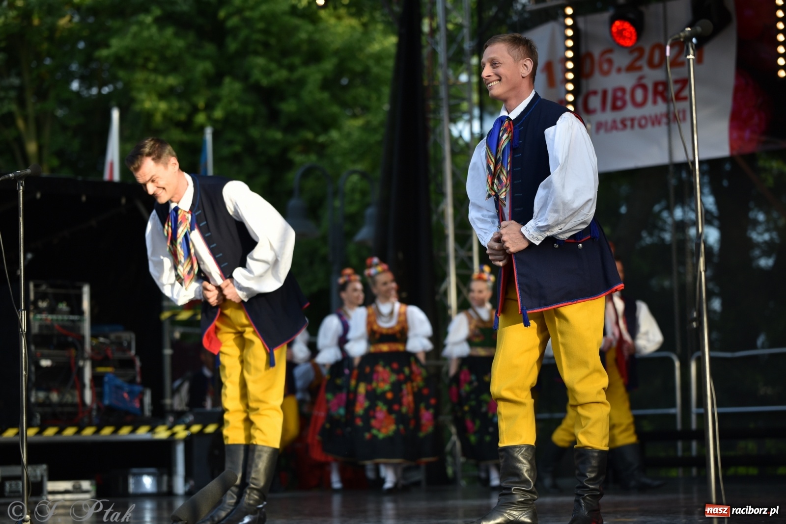 Zdjęcie w galerii na portalu naszraciborz.pl: Śląsk zabrał raciborzan w muzyczno-taneczną podróż po świecie wiadomości z regionu