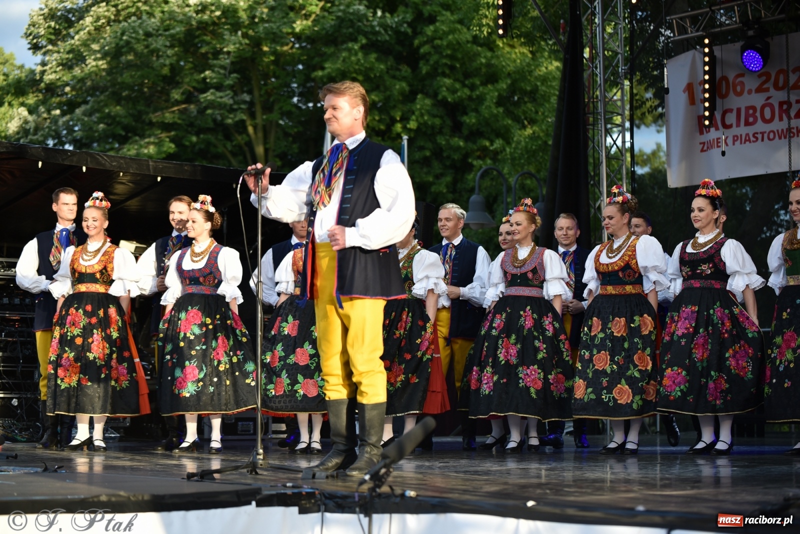 Zdjęcie w galerii na portalu naszraciborz.pl: Śląsk zabrał raciborzan w muzyczno-taneczną podróż po świecie wiadomości z regionu