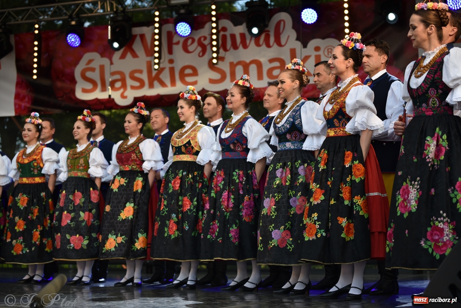 Zdjęcie w galerii na portalu naszraciborz.pl: Śląsk zabrał raciborzan w muzyczno-taneczną podróż po świecie wiadomości z regionu