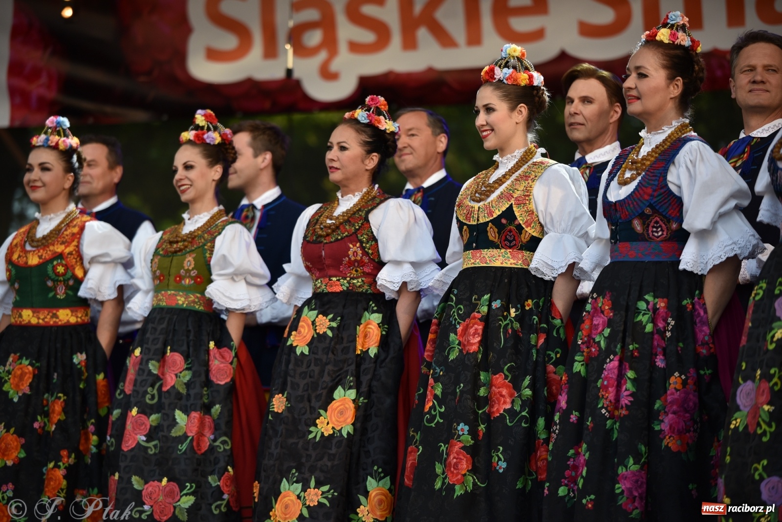 Zdjęcie w galerii na portalu naszraciborz.pl: Śląsk zabrał raciborzan w muzyczno-taneczną podróż po świecie wiadomości z regionu