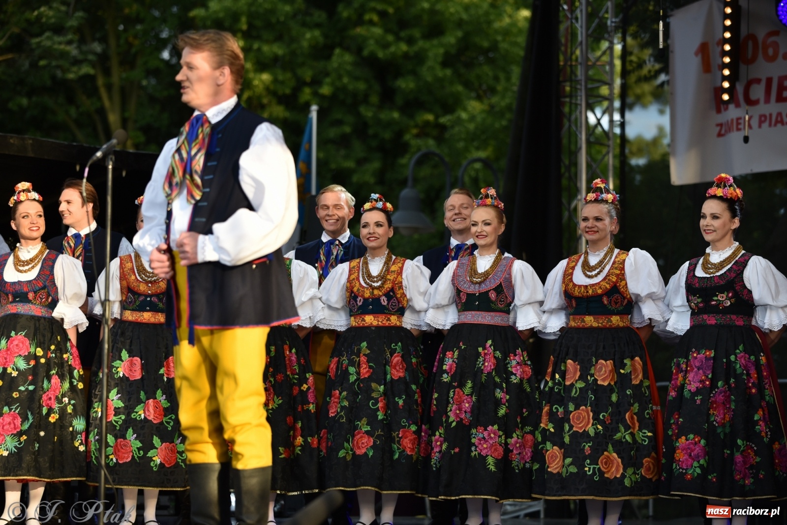 Zdjęcie w galerii na portalu naszraciborz.pl: Śląsk zabrał raciborzan w muzyczno-taneczną podróż po świecie wiadomości z regionu