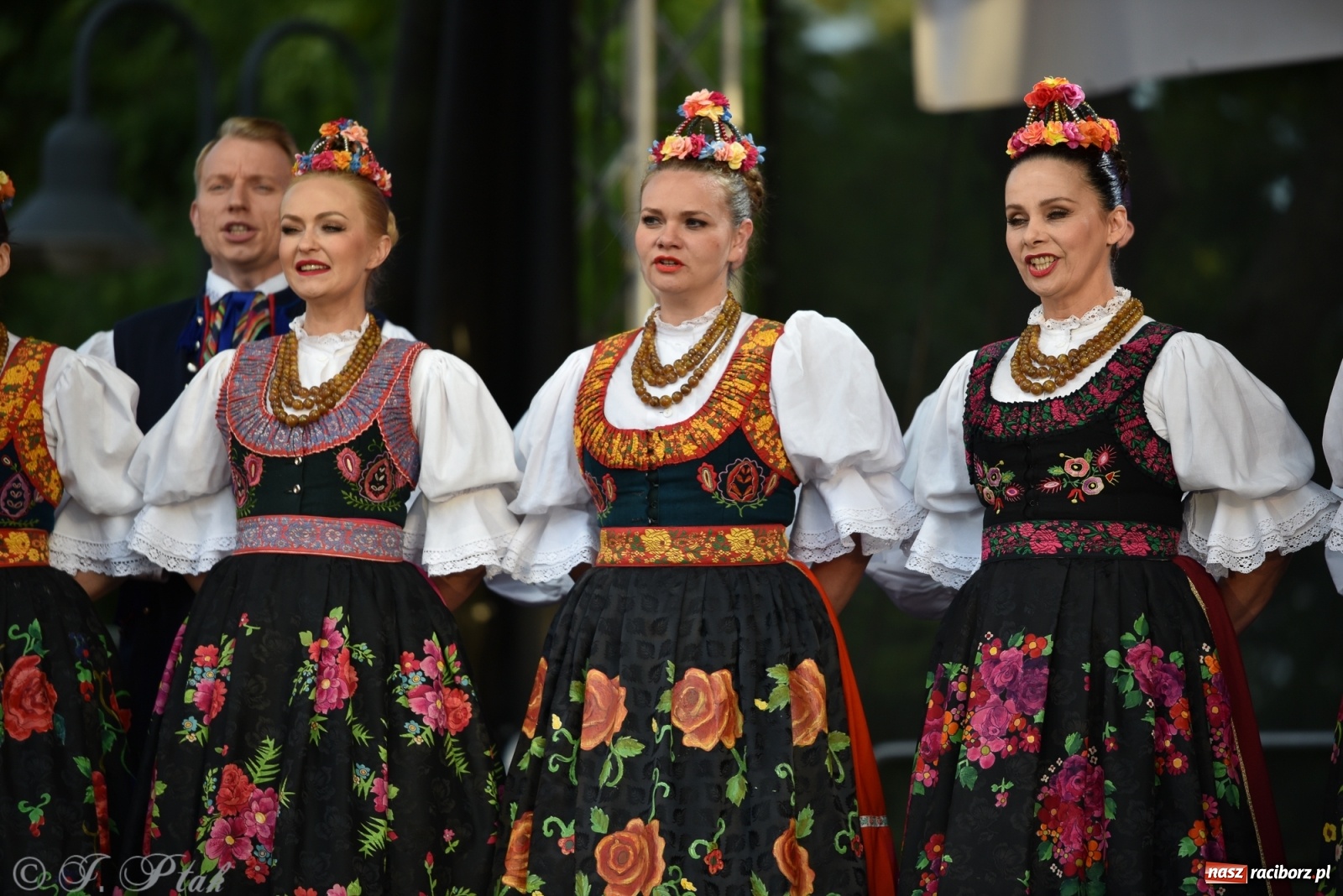 Zdjęcie w galerii na portalu naszraciborz.pl: Śląsk zabrał raciborzan w muzyczno-taneczną podróż po świecie wiadomości z regionu