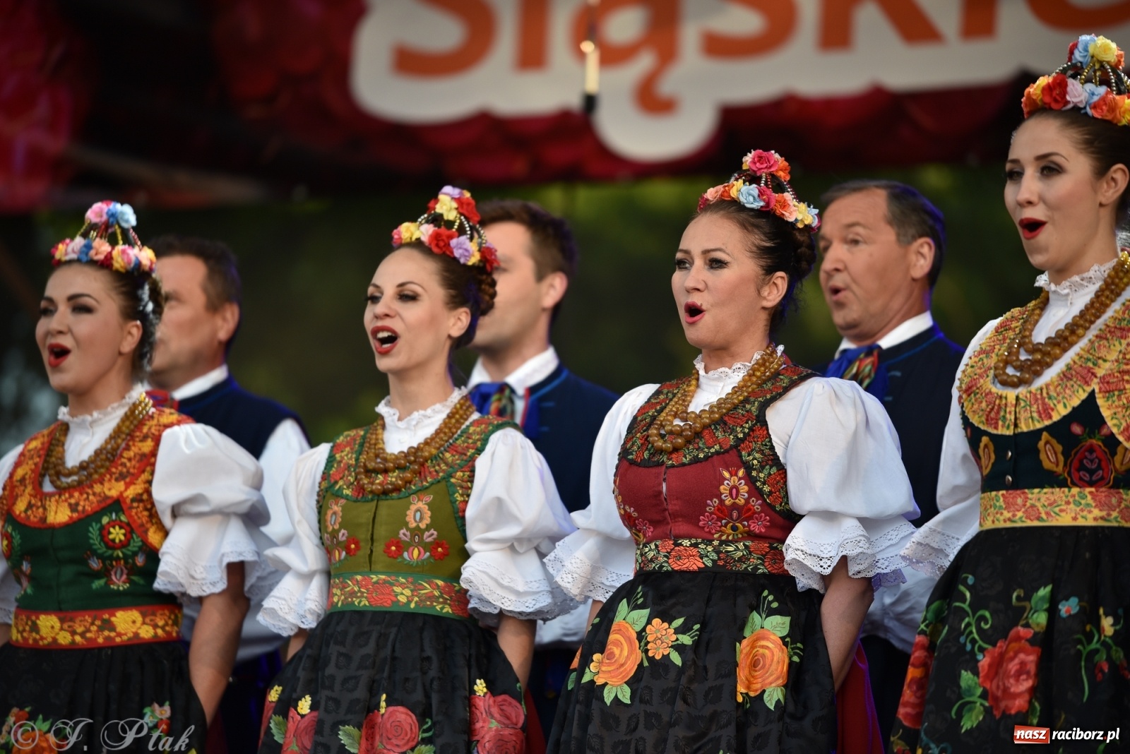 Zdjęcie w galerii na portalu naszraciborz.pl: Śląsk zabrał raciborzan w muzyczno-taneczną podróż po świecie wiadomości z regionu