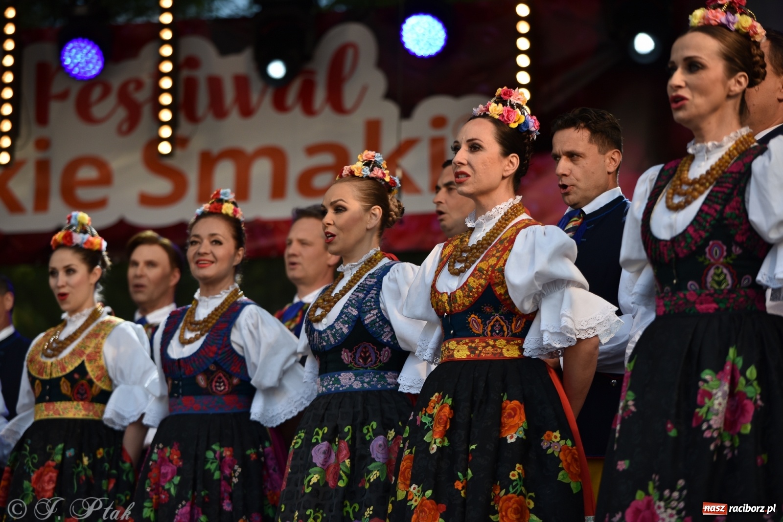 Zdjęcie w galerii na portalu naszraciborz.pl: Śląsk zabrał raciborzan w muzyczno-taneczną podróż po świecie wiadomości z regionu