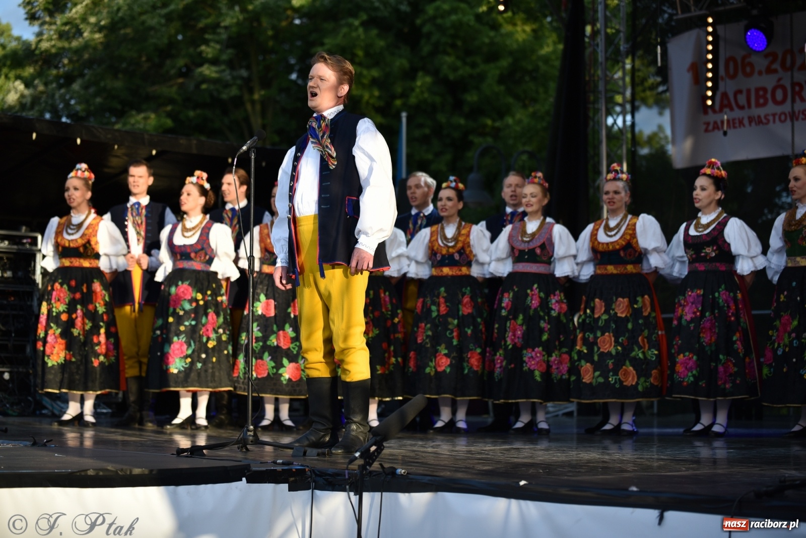 Zdjęcie w galerii na portalu naszraciborz.pl: Śląsk zabrał raciborzan w muzyczno-taneczną podróż po świecie wiadomości z regionu