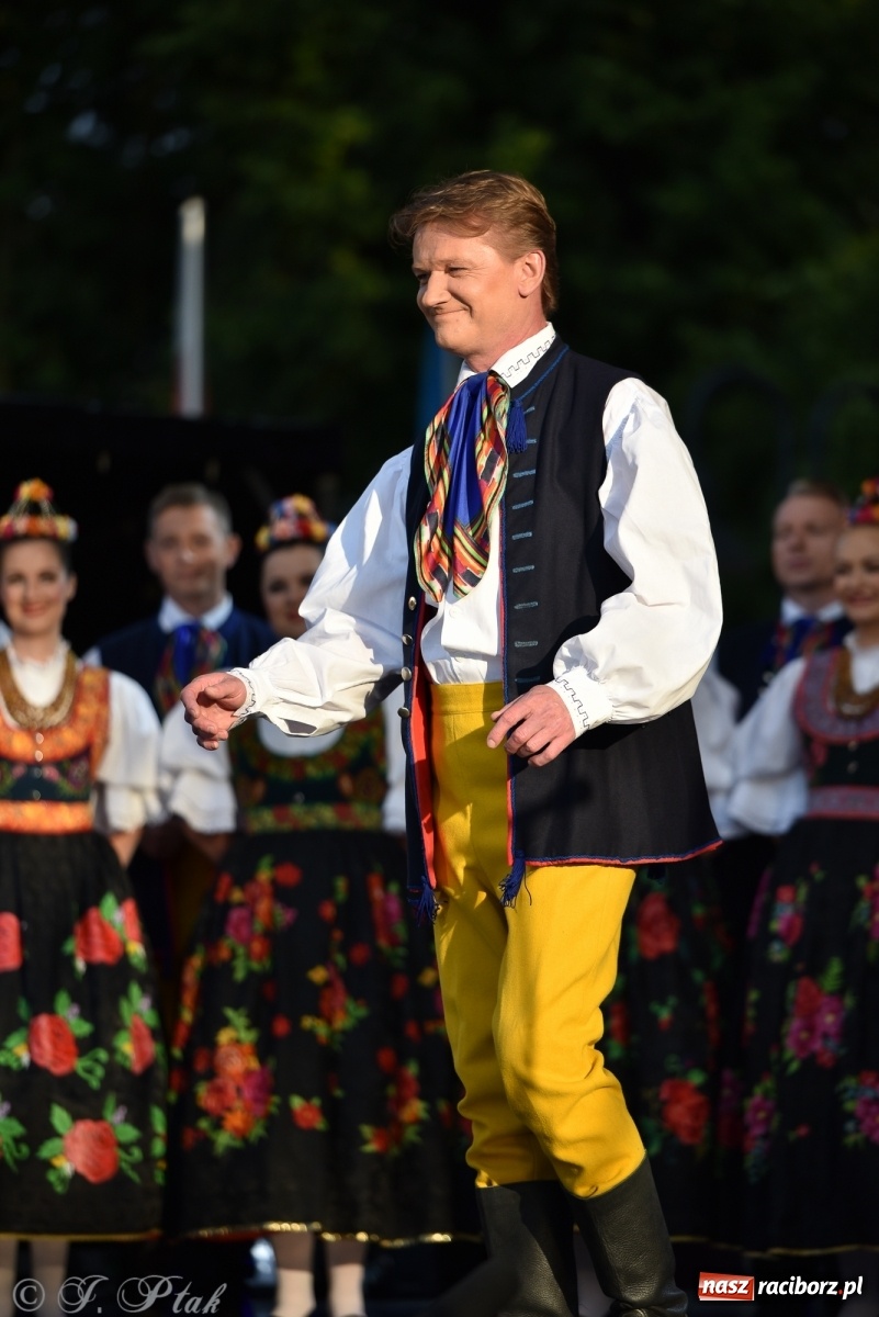 Zdjęcie w galerii na portalu naszraciborz.pl: Śląsk zabrał raciborzan w muzyczno-taneczną podróż po świecie wiadomości z regionu