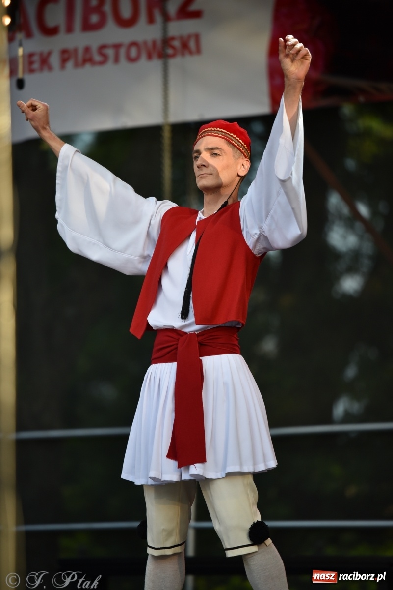 Zdjęcie w galerii na portalu naszraciborz.pl: Śląsk zabrał raciborzan w muzyczno-taneczną podróż po świecie wiadomości z regionu