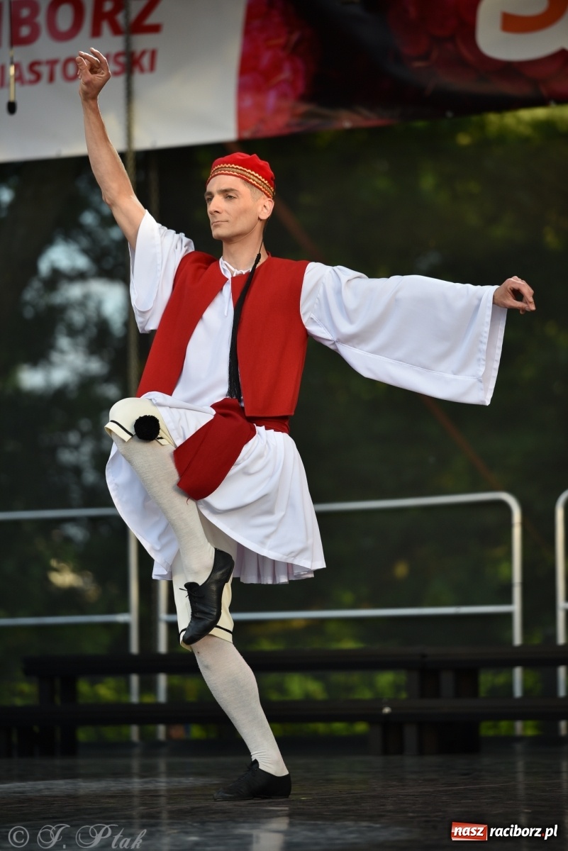 Zdjęcie w galerii na portalu naszraciborz.pl: Śląsk zabrał raciborzan w muzyczno-taneczną podróż po świecie wiadomości z regionu