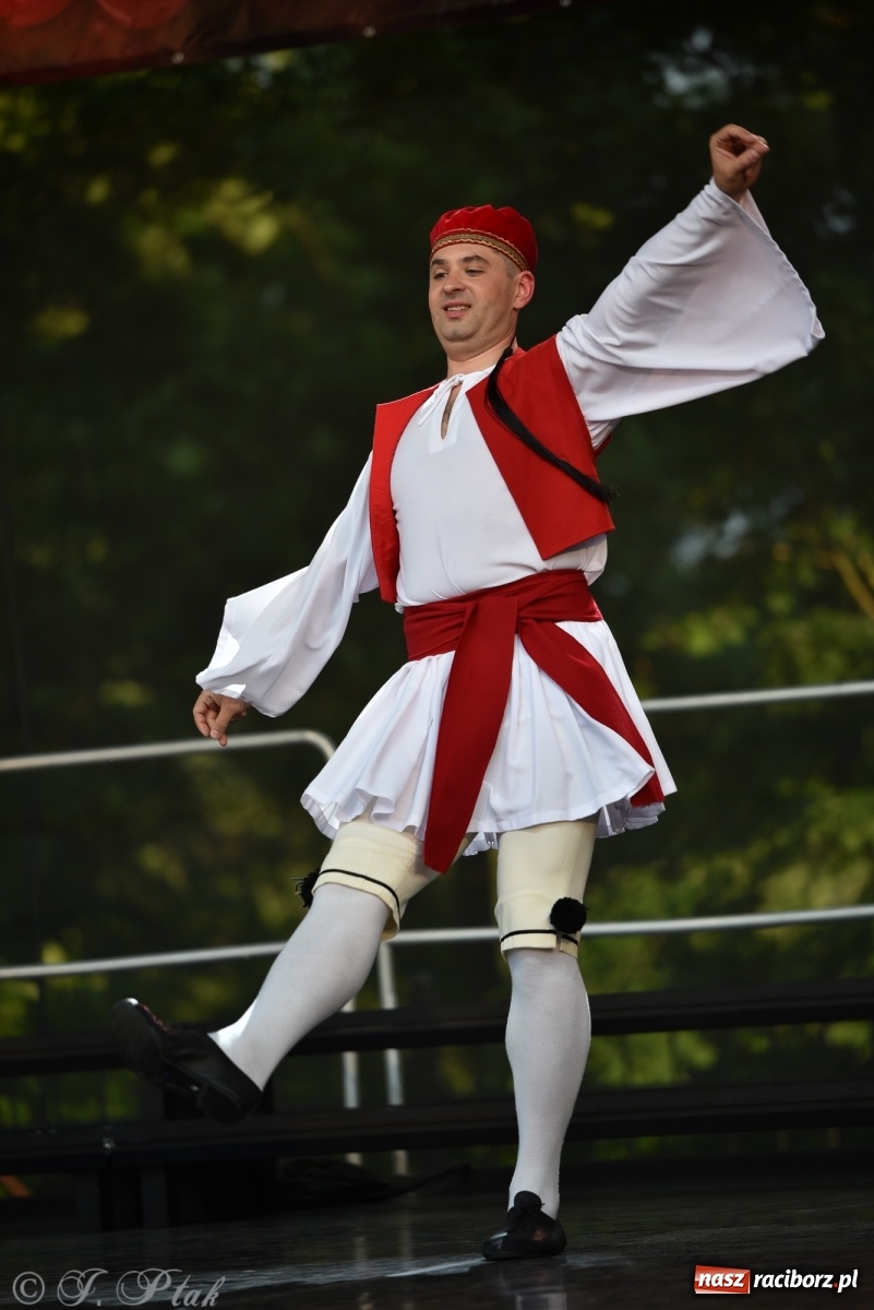 Zdjęcie w galerii na portalu naszraciborz.pl: Śląsk zabrał raciborzan w muzyczno-taneczną podróż po świecie wiadomości z regionu