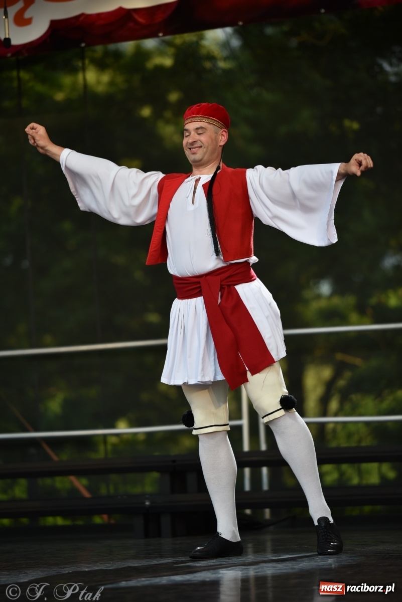 Zdjęcie w galerii na portalu naszraciborz.pl: Śląsk zabrał raciborzan w muzyczno-taneczną podróż po świecie wiadomości z regionu