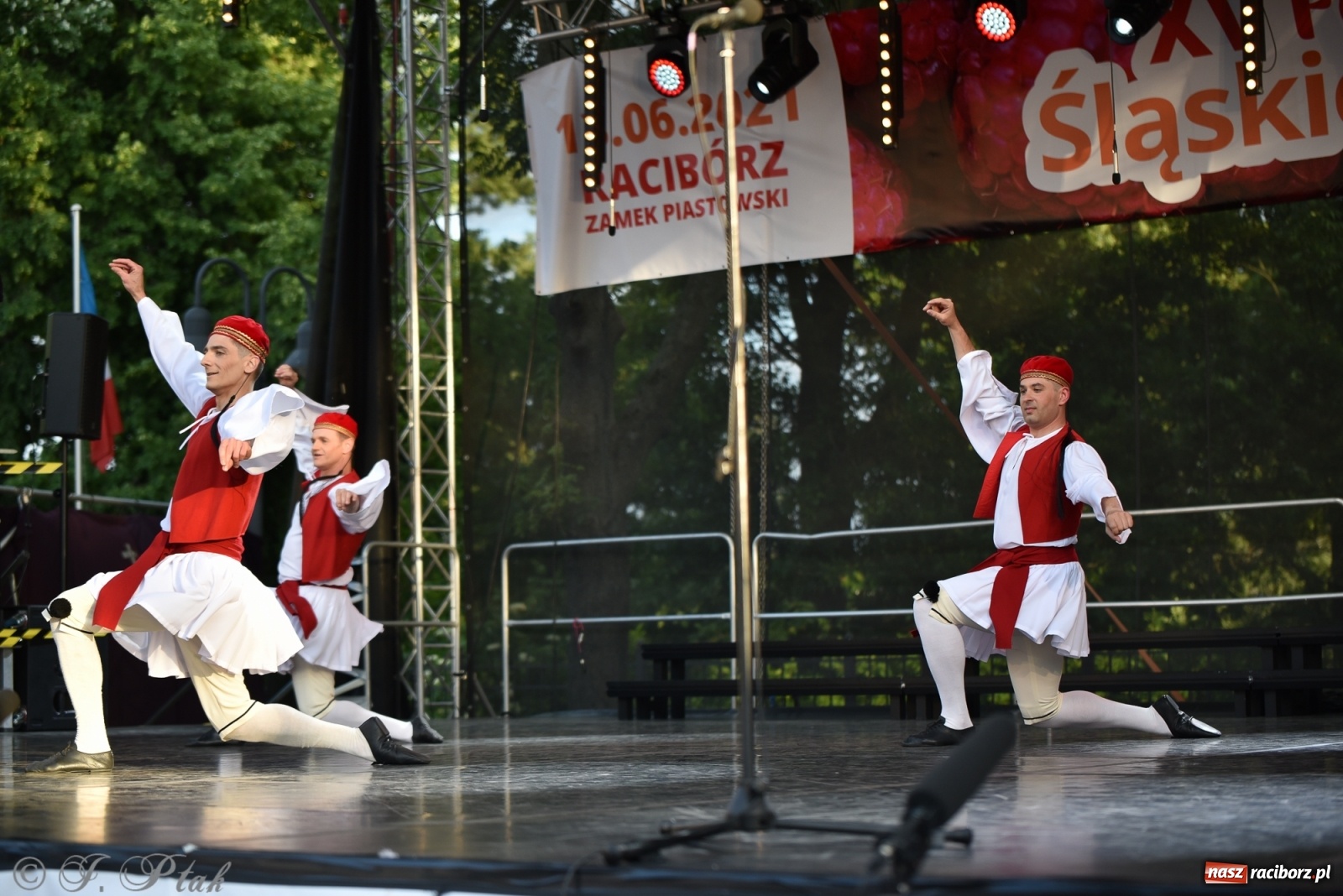 Zdjęcie w galerii na portalu naszraciborz.pl: Śląsk zabrał raciborzan w muzyczno-taneczną podróż po świecie wiadomości z regionu