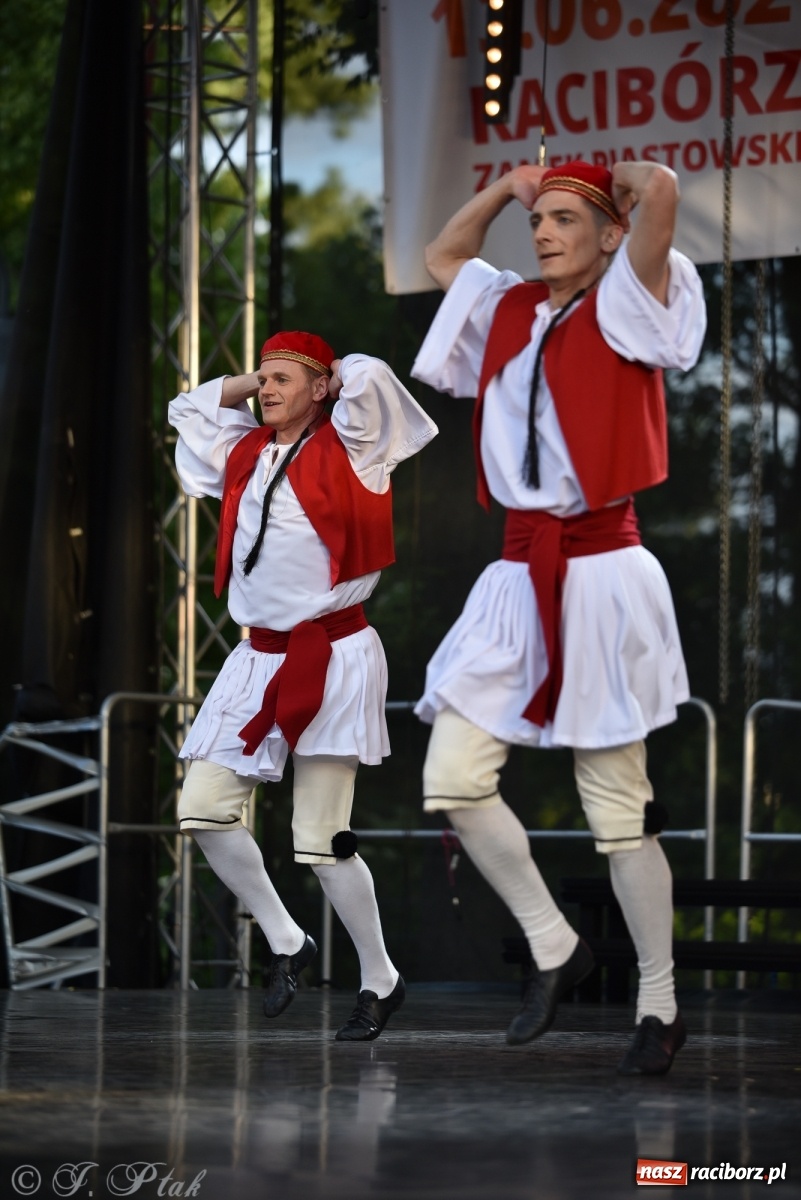 Zdjęcie w galerii na portalu naszraciborz.pl: Śląsk zabrał raciborzan w muzyczno-taneczną podróż po świecie wiadomości z regionu