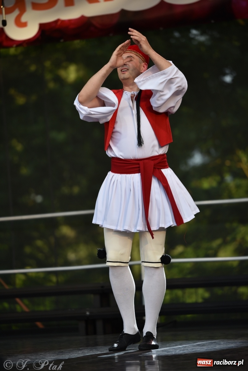 Zdjęcie w galerii na portalu naszraciborz.pl: Śląsk zabrał raciborzan w muzyczno-taneczną podróż po świecie wiadomości z regionu