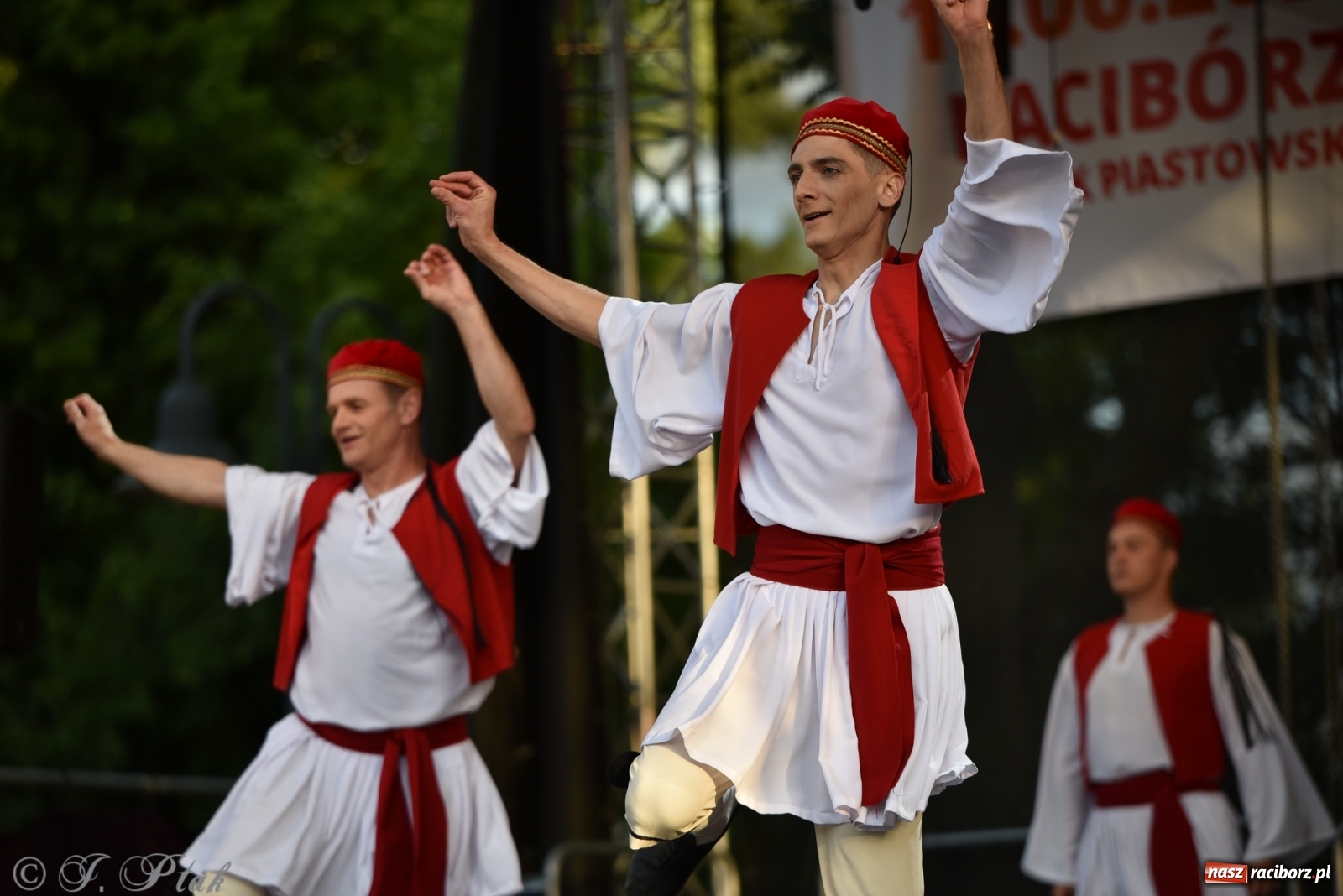 Zdjęcie w galerii na portalu naszraciborz.pl: Śląsk zabrał raciborzan w muzyczno-taneczną podróż po świecie wiadomości z regionu