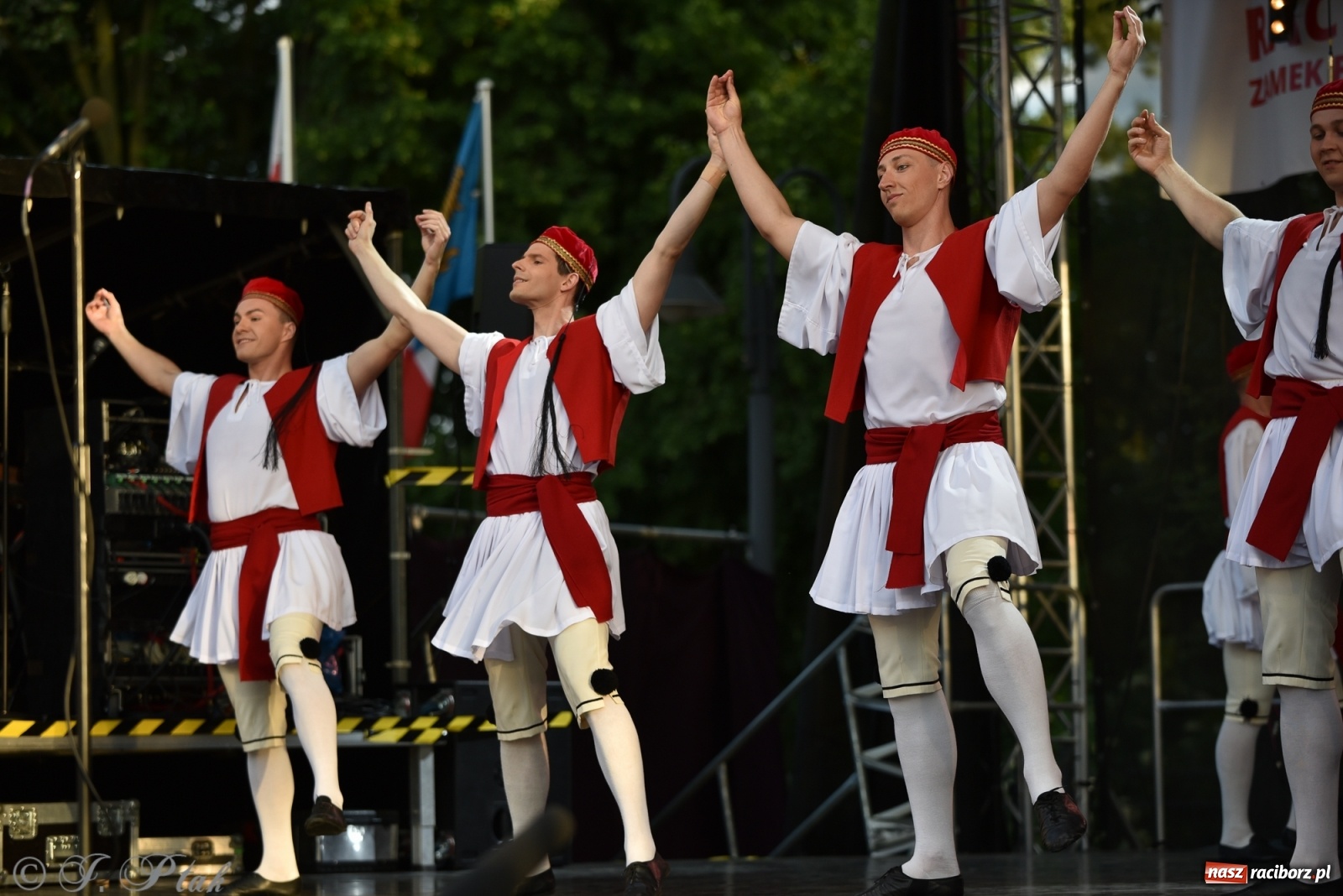 Zdjęcie w galerii na portalu naszraciborz.pl: Śląsk zabrał raciborzan w muzyczno-taneczną podróż po świecie wiadomości z regionu