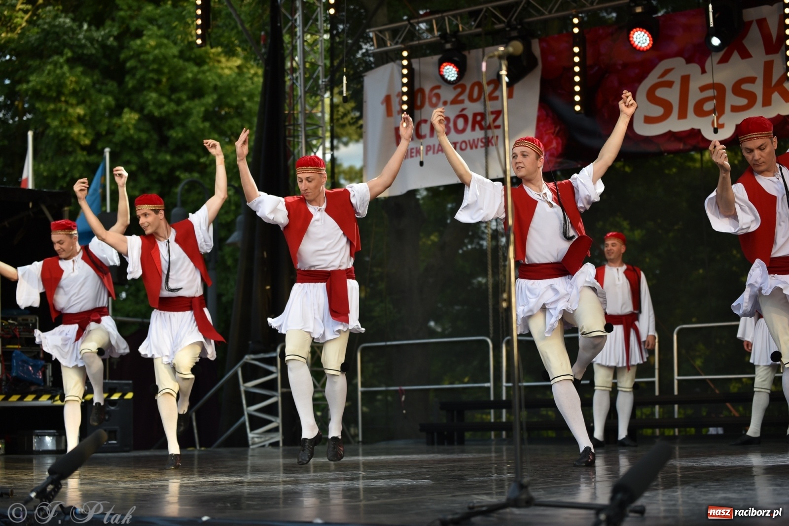 Zdjęcie w galerii na portalu naszraciborz.pl: Śląsk zabrał raciborzan w muzyczno-taneczną podróż po świecie wiadomości z regionu