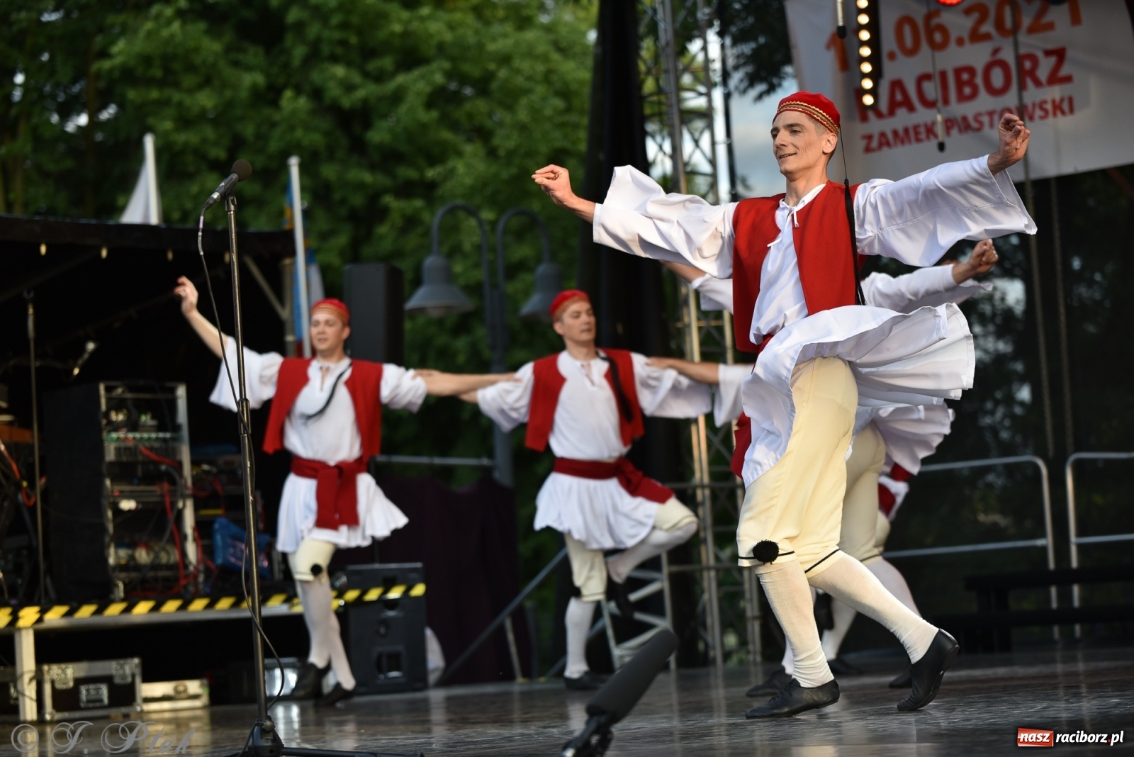 Zdjęcie w galerii na portalu naszraciborz.pl: Śląsk zabrał raciborzan w muzyczno-taneczną podróż po świecie wiadomości z regionu