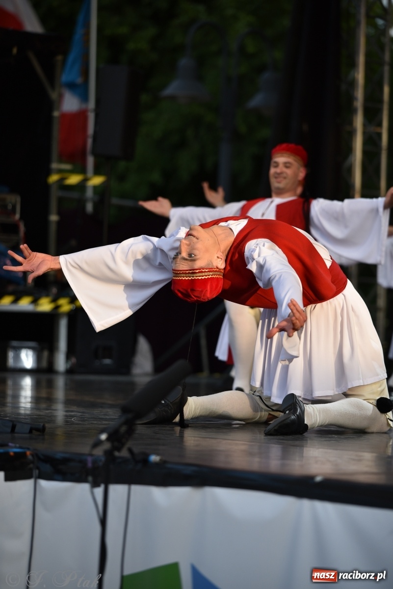 Zdjęcie w galerii na portalu naszraciborz.pl: Śląsk zabrał raciborzan w muzyczno-taneczną podróż po świecie wiadomości z regionu