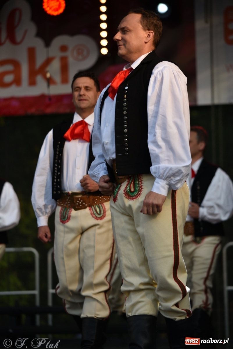 Zdjęcie w galerii na portalu naszraciborz.pl: Śląsk zabrał raciborzan w muzyczno-taneczną podróż po świecie wiadomości z regionu