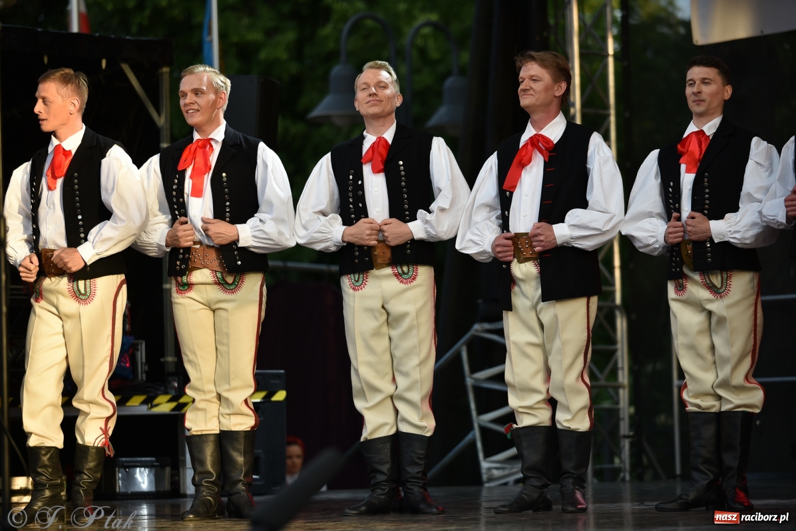 Zdjęcie w galerii na portalu naszraciborz.pl: Śląsk zabrał raciborzan w muzyczno-taneczną podróż po świecie wiadomości z regionu