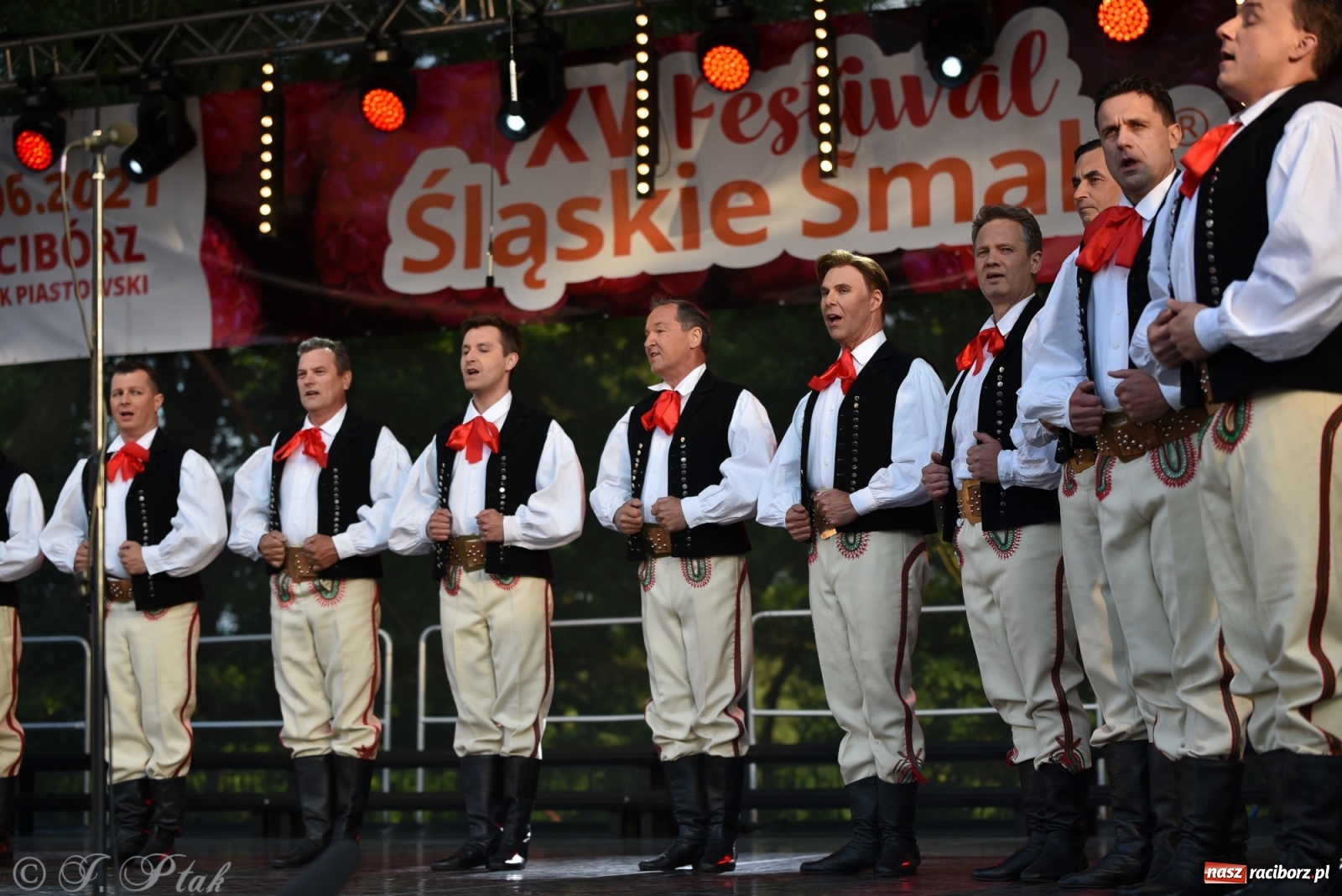 Zdjęcie w galerii na portalu naszraciborz.pl: Śląsk zabrał raciborzan w muzyczno-taneczną podróż po świecie wiadomości z regionu