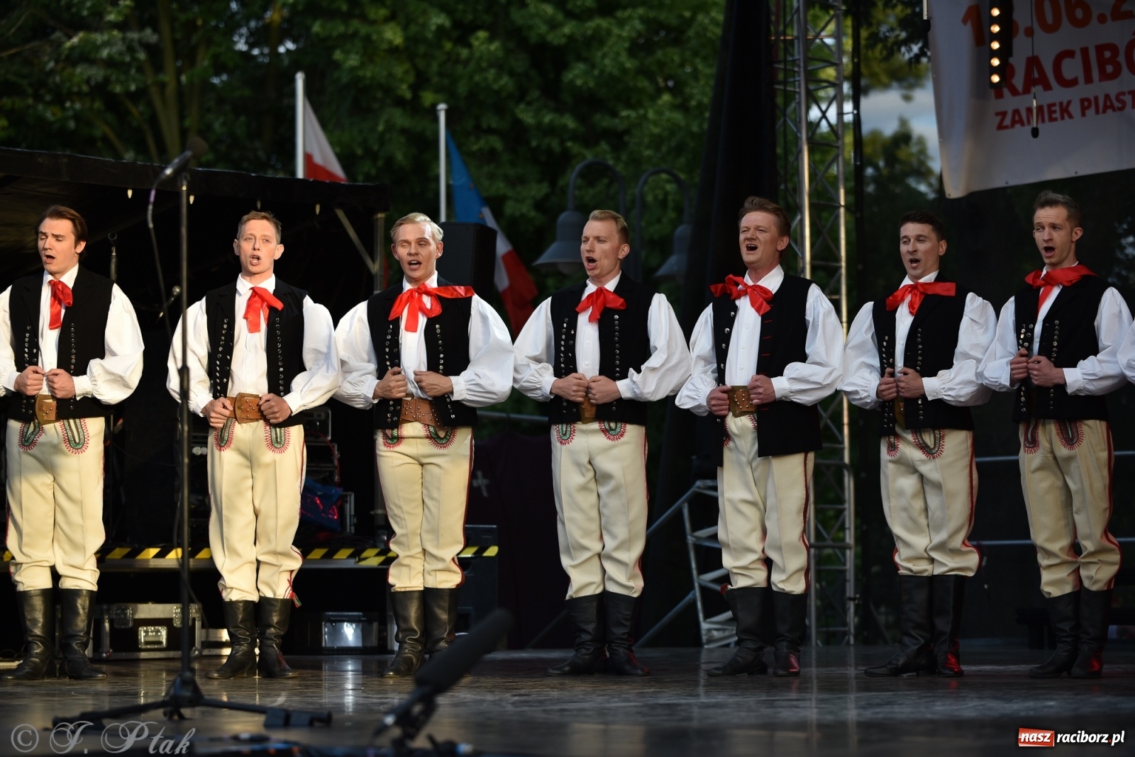 Zdjęcie w galerii na portalu naszraciborz.pl: Śląsk zabrał raciborzan w muzyczno-taneczną podróż po świecie wiadomości z regionu