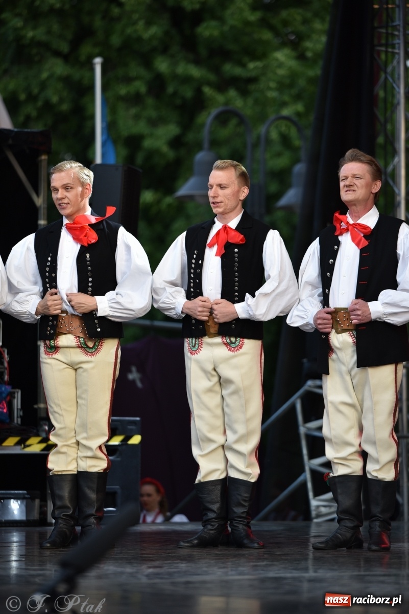 Zdjęcie w galerii na portalu naszraciborz.pl: Śląsk zabrał raciborzan w muzyczno-taneczną podróż po świecie wiadomości z regionu