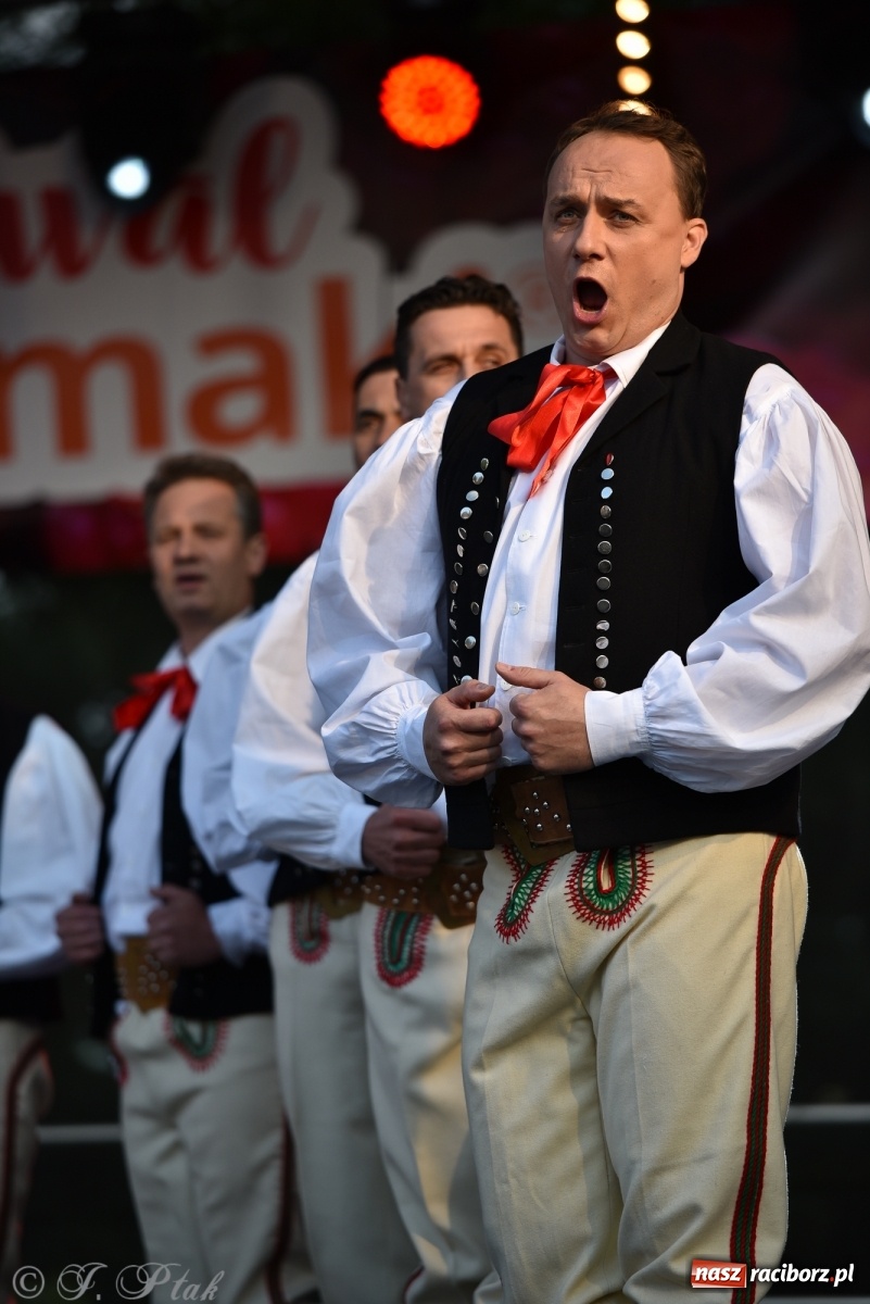 Zdjęcie w galerii na portalu naszraciborz.pl: Śląsk zabrał raciborzan w muzyczno-taneczną podróż po świecie wiadomości z regionu