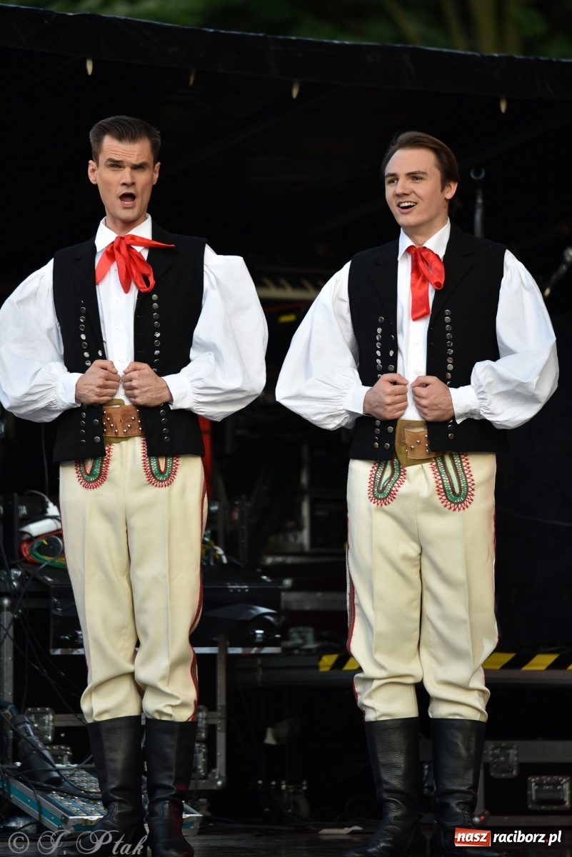 Zdjęcie w galerii na portalu naszraciborz.pl: Śląsk zabrał raciborzan w muzyczno-taneczną podróż po świecie wiadomości z regionu