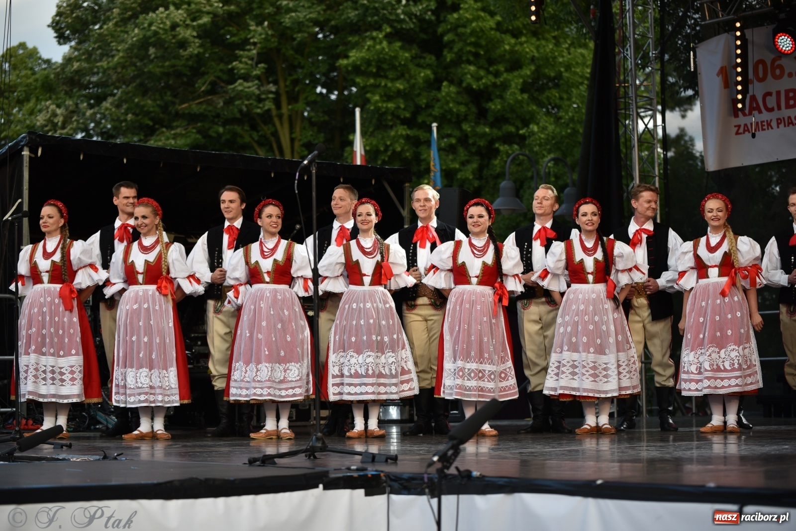 Zdjęcie w galerii na portalu naszraciborz.pl: Śląsk zabrał raciborzan w muzyczno-taneczną podróż po świecie wiadomości z regionu