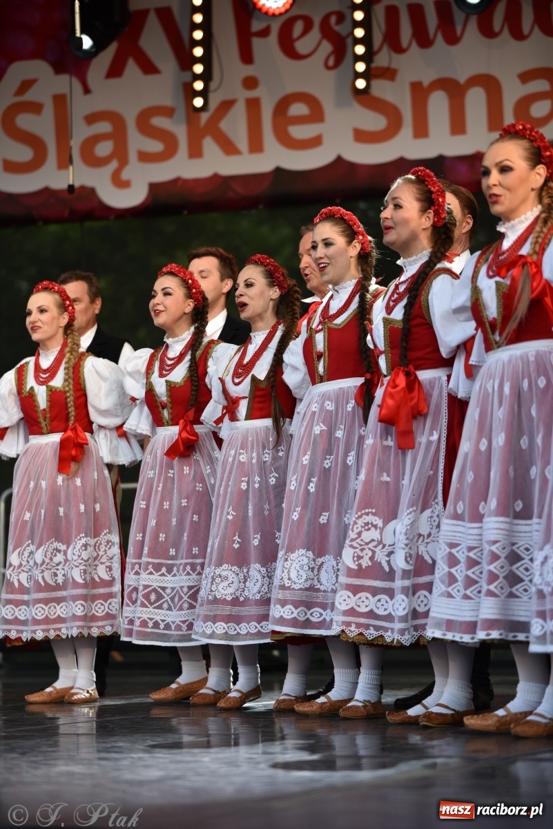 Zdjęcie w galerii na portalu naszraciborz.pl: Śląsk zabrał raciborzan w muzyczno-taneczną podróż po świecie wiadomości z regionu