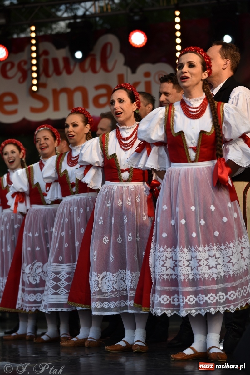 Zdjęcie w galerii na portalu naszraciborz.pl: Śląsk zabrał raciborzan w muzyczno-taneczną podróż po świecie wiadomości z regionu