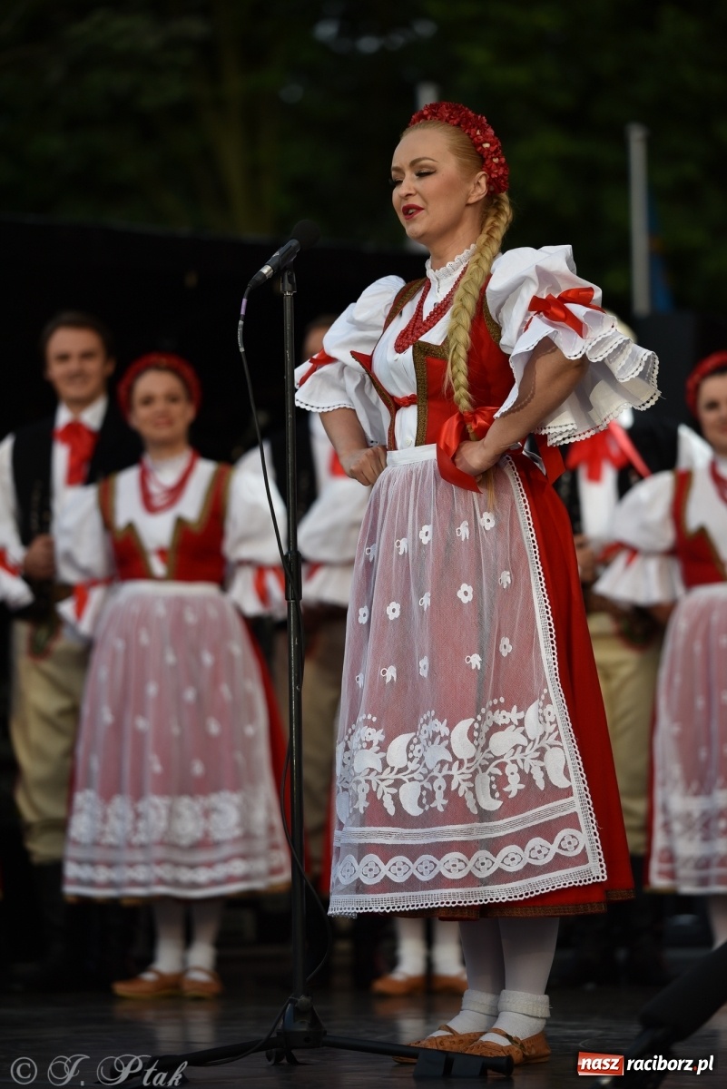 Zdjęcie w galerii na portalu naszraciborz.pl: Śląsk zabrał raciborzan w muzyczno-taneczną podróż po świecie wiadomości z regionu
