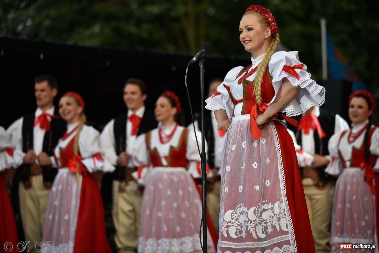 Zdjęcie w galerii na portalu naszraciborz.pl: Śląsk zabrał raciborzan w muzyczno-taneczną podróż po świecie wiadomości z regionu