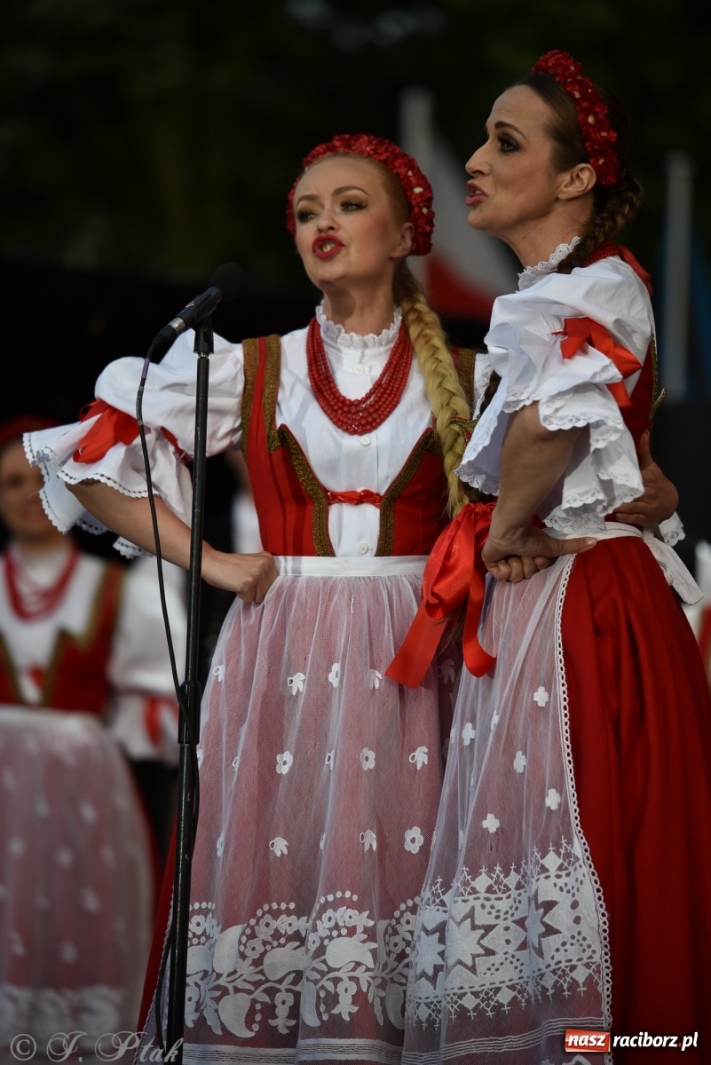 Zdjęcie w galerii na portalu naszraciborz.pl: Śląsk zabrał raciborzan w muzyczno-taneczną podróż po świecie wiadomości z regionu