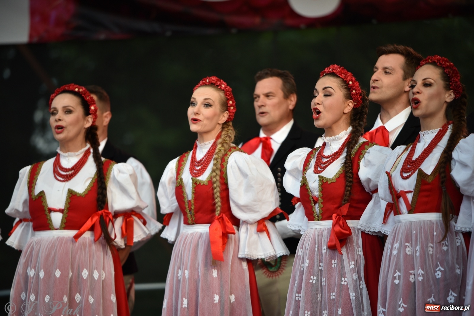 Zdjęcie w galerii na portalu naszraciborz.pl: Śląsk zabrał raciborzan w muzyczno-taneczną podróż po świecie wiadomości z regionu