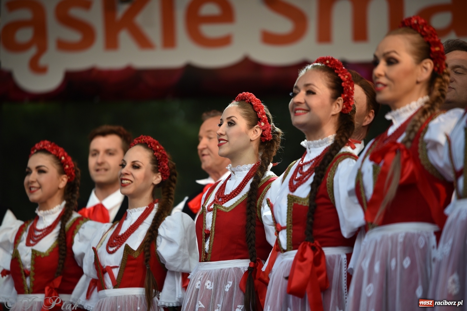 Zdjęcie w galerii na portalu naszraciborz.pl: Śląsk zabrał raciborzan w muzyczno-taneczną podróż po świecie wiadomości z regionu