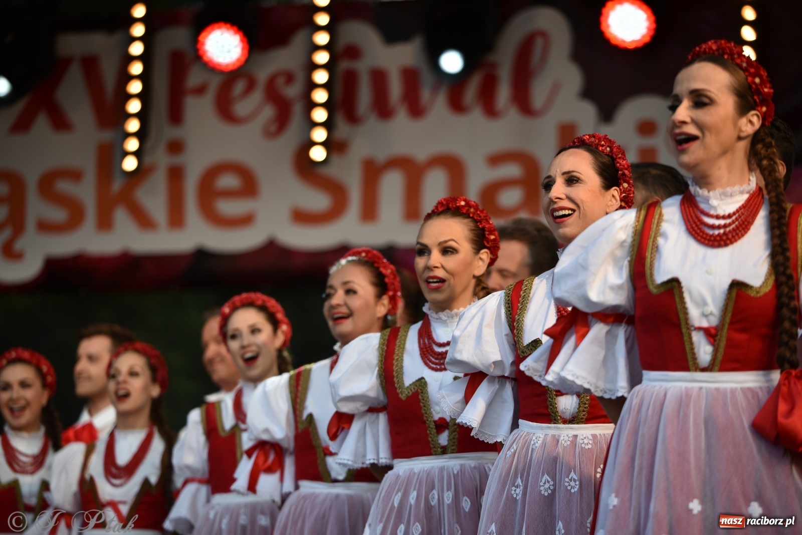 Zdjęcie w galerii na portalu naszraciborz.pl: Śląsk zabrał raciborzan w muzyczno-taneczną podróż po świecie wiadomości z regionu