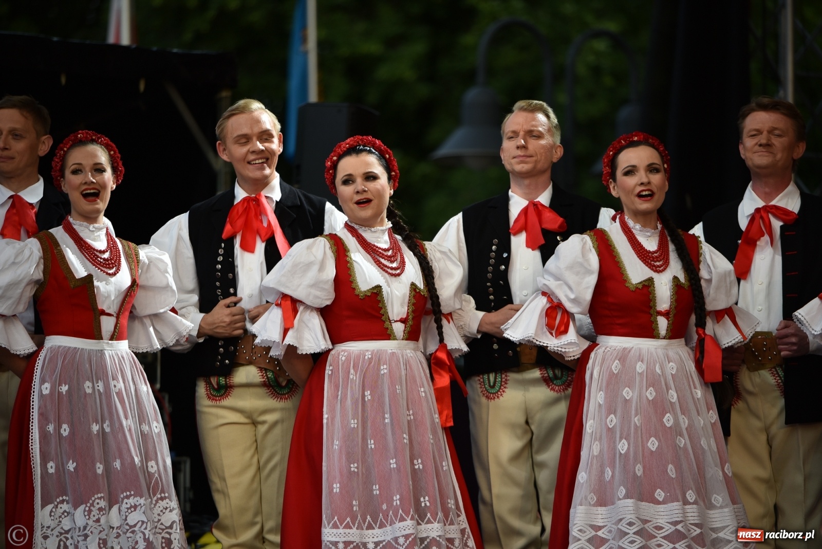 Zdjęcie w galerii na portalu naszraciborz.pl: Śląsk zabrał raciborzan w muzyczno-taneczną podróż po świecie wiadomości z regionu
