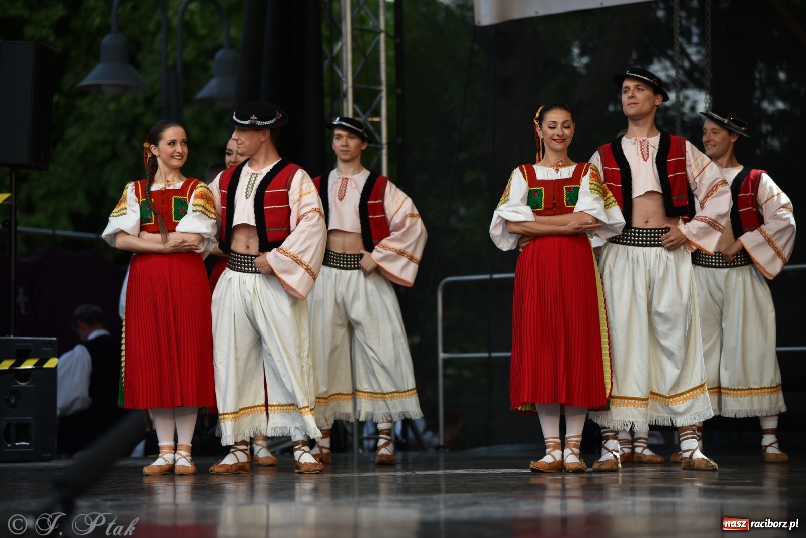 Zdjęcie w galerii na portalu naszraciborz.pl: Śląsk zabrał raciborzan w muzyczno-taneczną podróż po świecie wiadomości z regionu