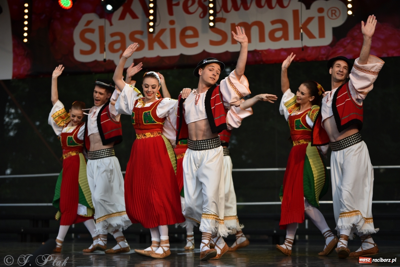 Zdjęcie w galerii na portalu naszraciborz.pl: Śląsk zabrał raciborzan w muzyczno-taneczną podróż po świecie wiadomości z regionu