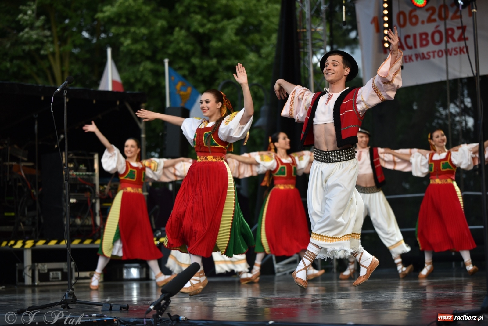 Zdjęcie w galerii na portalu naszraciborz.pl: Śląsk zabrał raciborzan w muzyczno-taneczną podróż po świecie wiadomości z regionu