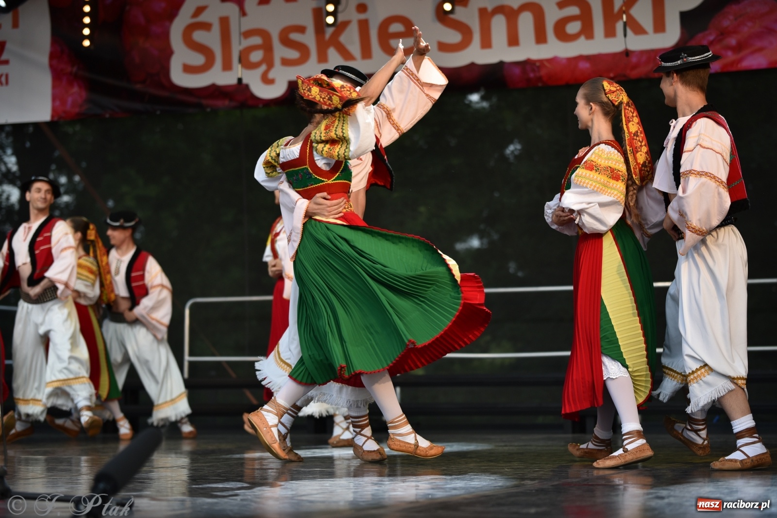 Zdjęcie w galerii na portalu naszraciborz.pl: Śląsk zabrał raciborzan w muzyczno-taneczną podróż po świecie wiadomości z regionu