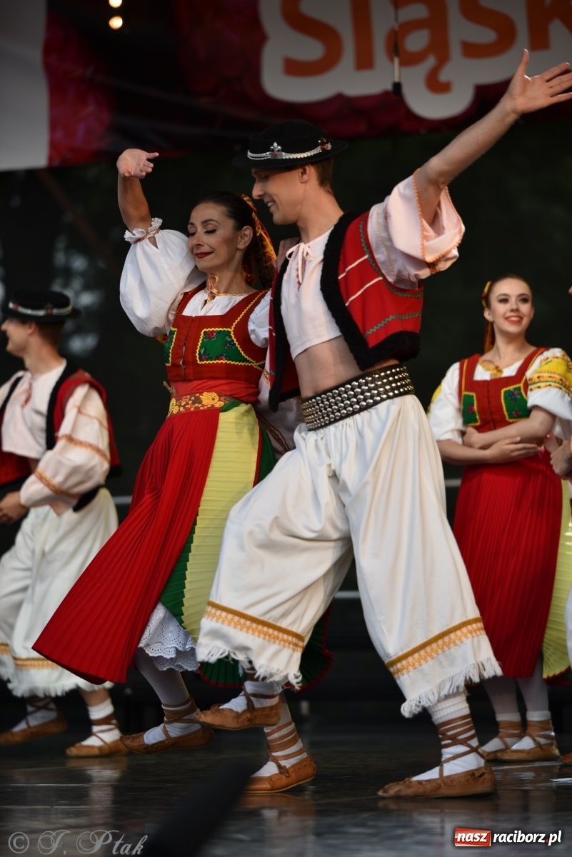 Zdjęcie w galerii na portalu naszraciborz.pl: Śląsk zabrał raciborzan w muzyczno-taneczną podróż po świecie wiadomości z regionu