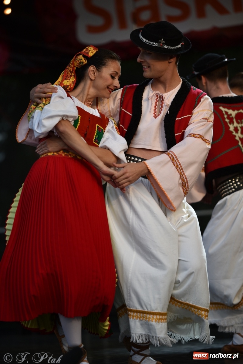 Zdjęcie w galerii na portalu naszraciborz.pl: Śląsk zabrał raciborzan w muzyczno-taneczną podróż po świecie wiadomości z regionu